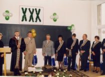 30-asis fakulteto įkūrimo jubiliejus, 1998 m. Dekanas doc. B. Neverauskas sveikina katedrų vedėjus