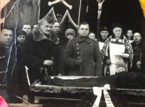 Feliksas ir Pranas Lesauskiai tėvo laidotuvėse, 1938 m. (Originalas – F. Lesauskio šeimos archyve)