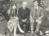 P. Lesauskis su žmona Barbora pas savo tėvą Jurgį Antupalio kaime, 1928 m. (Iš Virginijos Gailienės archyvo)