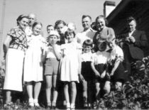 Lesauskių šeima plk. Juozo Vėbros dvare, 1939 m. (Originalas – D. Grabio šeimos archyve)