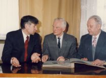 Dekanas doc. B.Neverauskas su buvusiais dekanais doc. A. Makarevičiumi ir prof. B. Martinkumi, 1992 m.