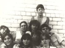 R. Juknevičius (viršuje) su klasės draugais darbo ir poilsio stovykloje, 1982 m. (Iš R. Juknevičiaus šeimos archyvo)