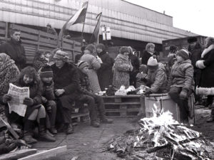 Kauniečiai budi prie valstybinės pašto, telefono ir telegrafo įmonės, 1991 m. sausis. (Taikos g. 54). (E. Katino nuotr.)