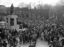 Kauniečiai prie Vytauto paminklo 1991 m. sausio 13-ąją. (E. Katino nuotr.)