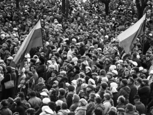 Kauniečių mitingas prie Kauno savivaldybės 1991 m. sausio 13 d. (E. Katino nuotr.)