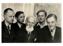 P. Jodelė su sūnumis, 1943 m. Nuotraukoje (iš kairės): Romualdas Balys, Julius, Vitalis Vytenis ir Pranas (Originalas – B. Mackevičienės šeimos archyve)