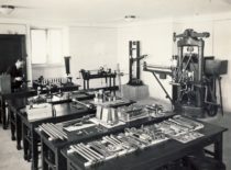 J. Indriūnas medžiagų atsparumo laboratorijoje, 1936 m.