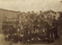 Liepojos gimnazijos gimnazistai, 1902 m. Priešpaskutinėje eilėje, 3-iasis iš kairės A. Purėnas. Originalas – KTU muziejuje)