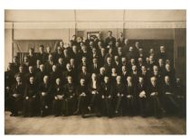 Lietuvos universiteto mokslo personalas švenčiant 1-ąsias universiteto įkūrimo metines, 1923 m. vasario 16 d. (Originalas – KTU muziejuje)