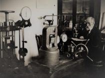 Prof. Pranas Jodelė – Statybos medžiagų laboratorijos vedėjas, 1927 m. (Originalas – KTU muziejuje).