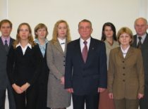 Mechanikos ir mechatronikos fakulteto dekanato darbuotojai, 2009 m. (iš kairės): prodekanas dr. A. Keršys, administratorė I. Paškevičienė, administratorė mgr. R. Džiaugienė, vyr. administratorė mgr. V. Skučienė, dekanas prof. habil. dr. A. Fedaravičius, vyresn. administratorė mgr. V. Kubiliūnaitė, prodekanė doc. dr. G. Baurienė, prodekanas doc. dr. S. Markauskas.