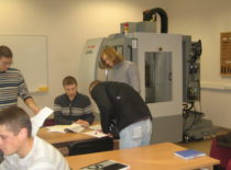 Studentai atlieka Technologinių įrenginių programavimo laboratorinius darbus Programinių staklių laboratorijoje, 2007 m.