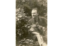 R. Baltru&scaron;is tėvų namuose Ukmergėje su &scaron;unimi, 1952 m.(Prof. R. Baltru&scaron;io &scaron;eimos archyvas)