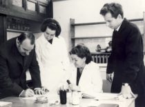 Prof. R. Baltrušis, A. Machtejeva, A. Zubienė, Z. J. Beresnevičius Organinės chemijos katedros laboratorijoje, 1971 m.