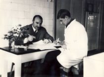 Doc. R. Baltrušis egzaminuoja studentą B. Virbicką, 1972 m.