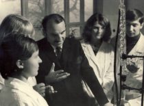 Doc. R. Baltrušis su studentais KPI Organinės chemijos katedros laboratorijoje, 1972 m. spalio 30 d. Iš kairės: I. Saulevičiūtė, K. Pranculytė, prof. R. Baltrušis, J. Stakniūnaitė, R. Žemaitis.