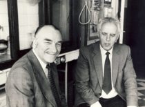 Katedros vedėjas prof. R. Baltrušis ir dekanas prof. K. Sasnauskas Naftos chemijos ir technologijos laboratorijoje, 1985 m. birželis.