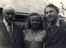 R. Baltrušis su seserimi Regina ir tėvu Stasiu prie namų Ukmergėje, 1947 m.
