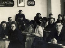 Studentai chemikai paskaitoje, 1950 m. R. Baltrušis stovi prie sienos.