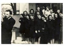 R. Baltrušis su grupės draugais prie fakulteto rūmų, 1950 m. balandis