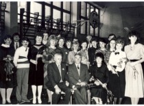 Organinės ir naftos chemijos specialybės studentų TO-2 grupės paskutinis skambutis, 1986 m. 1-oje eilėje centre dekanas prof. K. Sasnauskas ir prof. R. Baltru&scaron;is. (Prof. R. Baltru&scaron;io archyvas)