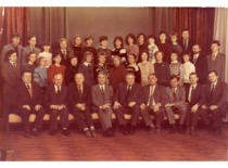KPI Cheminės technologijos fakulteto Organinės chemijos katedros bendradarbiai, 1987 m. lapkričio 30 d. I eilėje (i&scaron; kairės): doc. B. Milukas, doc. J. Lak&scaron;tauskas, prof. J. Degutis, katedros vedėjas prof. R. Baltru&scaron;is, prof. S. Kutkevičius, doc. V. Klusis, doc. R. &Scaron;ablinskas, doc. V. Barkauskas, doc. Z. Beresnevičius. II eilėje stovis: v. m. b. K. Rutkauskas, inž. A. &Scaron;olomskienė, lab. S. Kisielienė, v. m. m. L. Valiukienė, v. m. b. V. Amankavičienė, lab. A. Augūnienė, lab. A. Žilevičiūtė, v. m. b. I. Nemanienė, v. m. b. A. Stani&scaron;auskaitė, v. m. b. A. Machtejeva, v. m. b. R. Kublickienė, lab. R. &Scaron;ironienė, inž. J. Bylinskaitė, v. m. b. V. Viliūnas, asp. G. Kublickas. III eilėje: lab. V. Raudeliūnas, v. m. b. A. &Scaron;ačkus, inž. V. Geivytė, v. m. b. V. Mickevičius, inž. L. Vingilytė, inž. Mikolaitienė, aps. V. Kutkevičiūtė Budrienė, lab. D. Averkaitė, inž. B. Barvainienė, lab. K. Kaminskienė, ?, stažuotoja inž. R. Degutytė, inž. K. Stačiokienė, v. m. b. P. Baltu&scaron;ka. (Prof. R. Baltru&scaron;io archyvas)