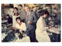 Organinės chemijos laboratorijoje, 1987 m. Iš kairės: lab. V. Raudeliūnas, dr. A. Machtejeva, dr. V. Viliūnas, dr. L. Valiukienė (sėdi), laboratorijos vedėjas prof. R.Baltrušis, inž. J. Bylinskaitė.