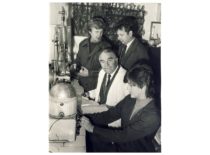 Augimo reguliatorių sintezės laboratorijoje, 1986 m. Iš kairės: prof. R. Baltrušis, lab. J. Bylinskaitė; stovi: vyr. m. b. inž. V. Mickevičius, doc. Z. J. Beresnevičius.