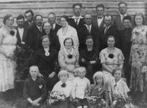Ragulskių giminės, 1934 m. 1-je eilėje iš kairės ant žolės sėdi brolis Petras Ragulskis, 2-oje eilėje pirmoji iš kairės – motina Liucija Ragulskienė.