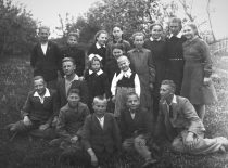 Linkuvoje pas vieną šeimininkę gyvenę gimnazistai, 1944 m. 1-oje eilėje priekyje viduryje Aloyzas Ragulskis, 2-oje eilėje antras iš kairės K. Ragulskis.