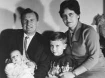 Vyda ir Kazimieras Ragulskiai su sūnumis Liutauru ir Minvydu, 1967 m.