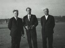 Profesoriai K. Ragulskis, A. Besonov, A. Jasiulionis po simpoziumo, 1971 m.