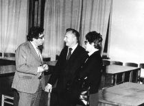 Simpoziumo pertraukos metu prof. K. Ragulskio ir V. Ragulskienės diskusija su prof. I. Blechmanu, 1976 m.