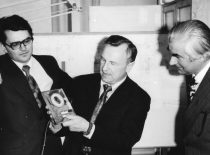 Prof. Kazimieras Ragulskis ir Ramutis Bansevičius demonstruoja Lietuvos komunistų partijos centro komiteto sekretoriui L. Šepečiui mokymo priemonę, iliustruojančią tris pjezoelektrinių variklių veikimo principus, 1975 m.
