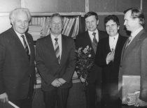 Vibrotechniką aplanko akad. V. Statulevičius su Lietuvos SSR mokslų akademijos atstovais, 1986 m.