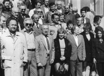 Po simpoziumo, 1988 m. Pirmoje eilėje 3-ias iš kairės V. Babitskij, toliau K. Ragulskis, P. Landa, J. Neimark.