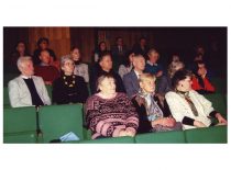„Žiemgalos“ kraštiečių susitikimas. 1-oje eilėje iš kairės prof. A. Gaigalaitė; 2-oje eilėje iš kairės dailininkas A. Krikštopaitis, V. Ragulskienė, kraštiečių vadovas K. Kalibatas, K. Ragulskis, 1997 m.