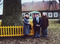 Vyda, Kazimieras ir Liutauras Ragulskiai prie Klovainių didžiojo ąžuolo, 2007 m.