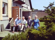 Ragulskių namo kieme, 2007 m. Iš kairės profesoriai A. Bubulis, V. Roizmanas, Kazimieras ir Vyda Ragulskiai.