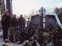 Kazimieras su sūnumis Minvydu ir Liutauru Ukrinų kapinėse prie žmonos ir mamos V. Ragulskienės kapo, 2009 m.