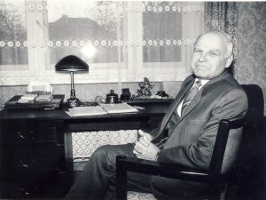 Naujokaitis namuose-kabinete-1991