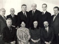KPI Vibrotechnikos katedros mechanizmų ir mašinų teorijos dalyko dėstytojai, 1977 m. 1-oje eilėje (iš kairės): prof. K. Ragulskis, doc. F. Paknienė, 4 – prof. R. Toločka. 2-oje eilėje: doc. E. Urbonas, prof. S. V. Naujokaitis, doc. Z. Pocius, doc. A. Šermukšnis, doc. A. Kumpikas, doc. J. Vitkus.