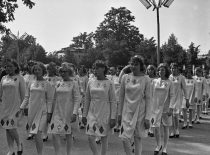 „Jaunystės“ choristai tradicinėje Rugsėjo 1-osios dienos eisenoje, 1968 m. (KTU fotoarchyvas)