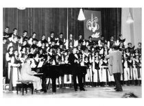 „Jaunystės“ 65-erių koncertinės veiklos metų jubiliejus, 1991 m. Vadovas – Romaldas Misiukevičius. ( J. Dvarionienės archyvas)