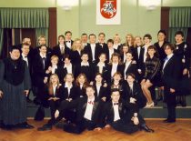 Choras „Jaunystė“ su vadove D. Beinaryte KTU auloje, 1999 m. (KTU–M)
