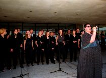 D. Beinarytė ir choras „Jaunystė“ dainuoja KTU festivalio atidarymo šventėje, 2000 m. (J. Klėmano nuotr.) (KTU fotoarchyvas)