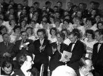 KPI akademinio choro įkūrimo 35-erių metų minėjimas, 1963 m. 2-oje eilėje (iš kairės): 1 –KPI rektorius prof. Kazimieras Baršauskas, 2- kompozitorius Klemensas Griauzdė, 4 – choro vadovas Benediktas Mačikėnas (KTU fotoarchyvas)