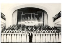 Choras „Jaunystė“ Vilniaus filharmonijos salėje su vadovu B. Mačikėnu, 1965 m. (KTU-M)