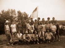 „Jaunystės“ choristai tradiciniame Valčių žygyje, 1992 m. Ant Ladakalnio Aukštaitijos nacionaliniame parke. (Jolantos Dvarionienės archyvas)