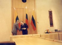 Aukščiausiosios Tarybos – Atkuriamojo Seimo pirmininkas V. Landsbergis įteikia Sausio 13 medalį dr. J. Valančauskui, 1992 m. (J. Valančausko šeimos archyvas)